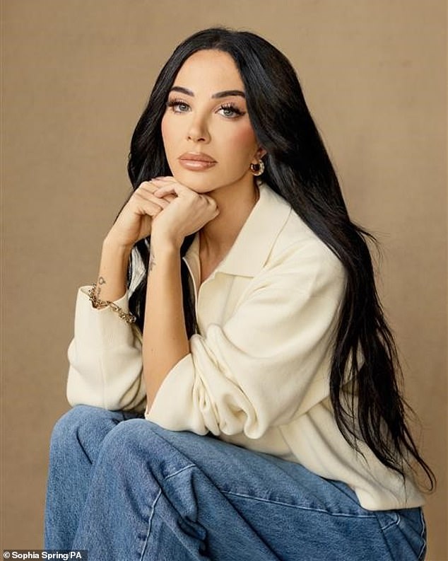 Tulisa ne ostavlja nikakav kamen u svojoj nadolazećoj autobiografiji, detaljno opisujući njezinu bitku s ovisnošću, dva pokušaja samoubojstva i njezin skandal