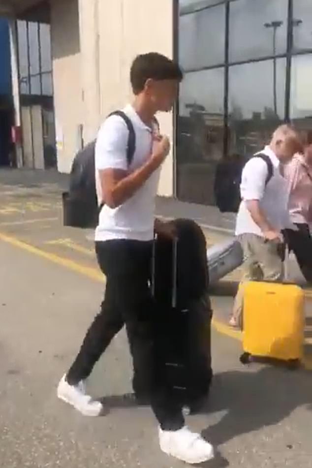 Leoni, 18, viđen je Wheeling prtljagom prije nego što je uzeo avion namijenjen Liverpoolu, gdje je spreman završiti liječenje koji bi ga približio potezu