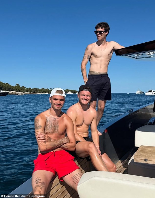I pojavljuje se dva brata zaokružila svoj trio s drugim 'brotha' nakon što je Brooklyn bojkotirao putovanje (LR Romeo, Mitchell i Cruz)