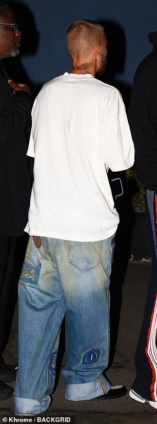 Justin je stigao na mjesto noseći veliku bijelu majicu preko retro plavih traperica širokih nogu