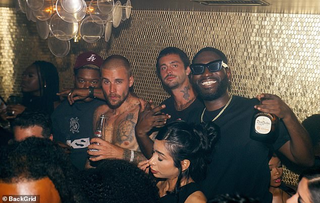 I dok je u blizini bilo oko pet žena koje su se družile, Bieber je izgledao daleko više fokusiran na svoje brojeve u Boozy Bash