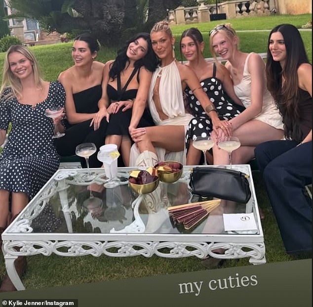 Kako se zabavljala zvijezda 'Standing On Business', njegova supruga Hailey Baldwin Bieber (3-R) uživala je u noćnom izlasku djevojčica s gal-prijateljima Kendall Jenner, Kylie Jenner, Bella Hadid i Alex Consni u obližnjem talijanskom restoranu Alba