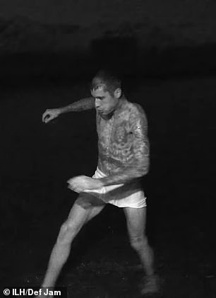 U jednom je trenutku Bieber sišao do svojih tijesnih whitesa da pređe iz vruće kade do hladnog zaronke u obližnjem jezeru gdje je izveo jedan push-up