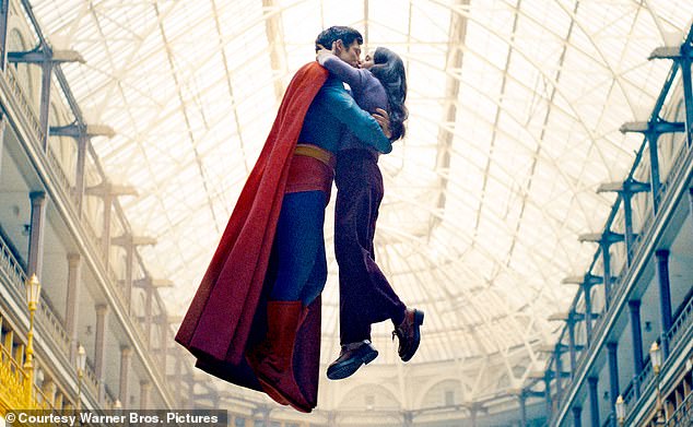 Brosnahan, 35, i Corenswet, 32, prikazuju Lois Lane i Clark Kent u nadolazećem DC Blockbusteru (kostari viđeni kako se ljube u filmu Superman 2025)