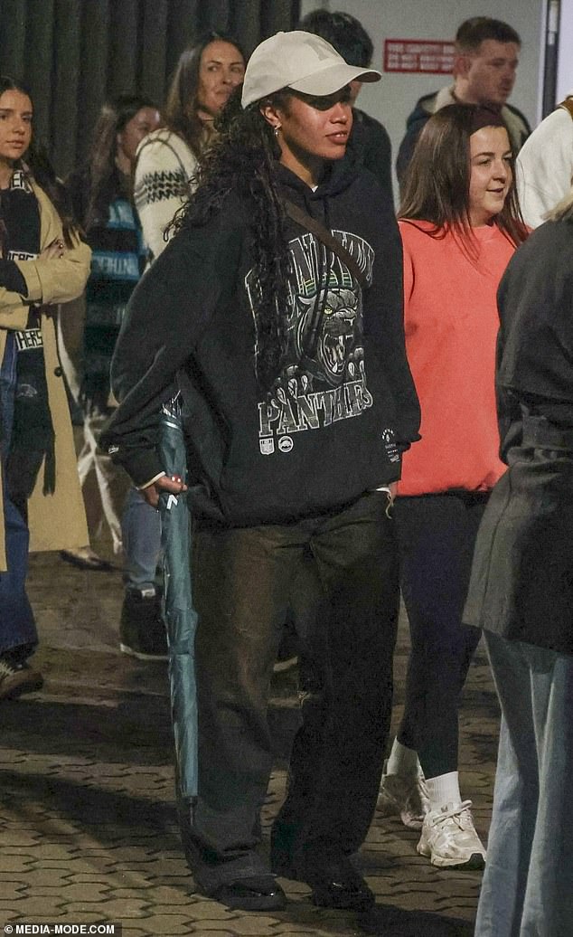 Noseći Penrith Panthers Hoodie, Fowler je tijekom četvrtka navečer bacio punu podršku tijekom CALF-a visokog intenziteta NRL-a