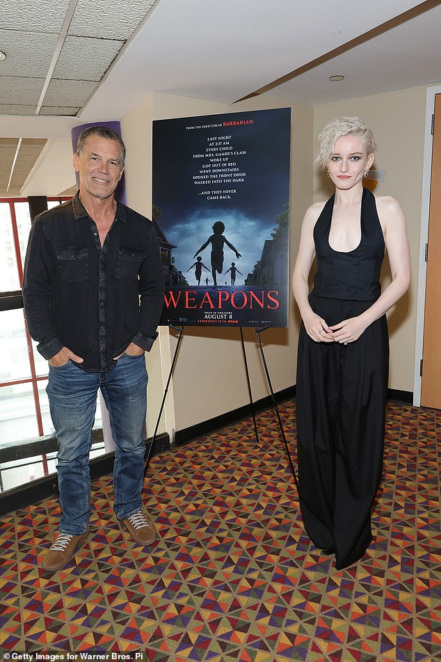 Garner je prodao svoje standardno čvrsto uvijene plavokose brave za duge brinetske valove kako bi igrali Ellison; Na slici s oružjem Costar Josh Brolin 4. kolovoza u NYC -u