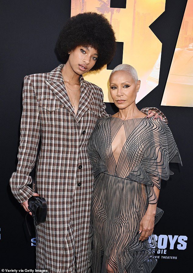 Jedan oštri komentar glasio je: 'Will Smith i Jada potpuno su propali kao roditelji'; Willow i mama Jada viđeni 2024. godine