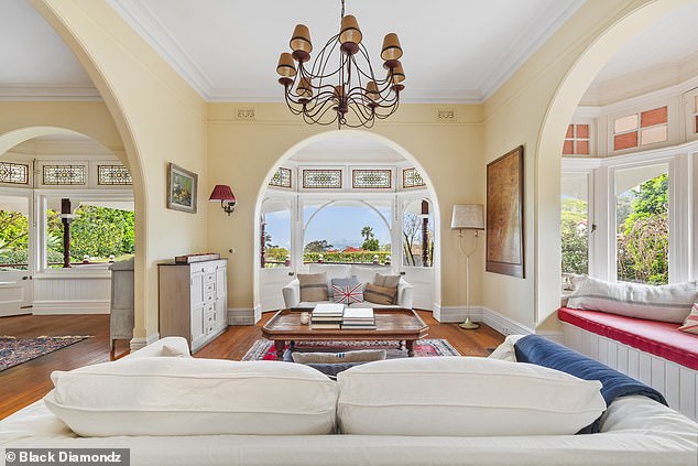 Par je kupio Landmark Sydney Home, nazvan Ingleneuk, za 2,95 milijuna dolara prije gotovo 30 godina 1998. godine, nakon što je prodao kuću Mosman za 1,66 milijuna dolara