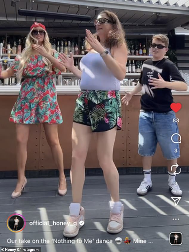 Honey G, koja je pravo ime Anna Gilford, divlje je plesala do svoje pjesme Ništa mi uz TV voditeljicu Hayley Palmer (L)