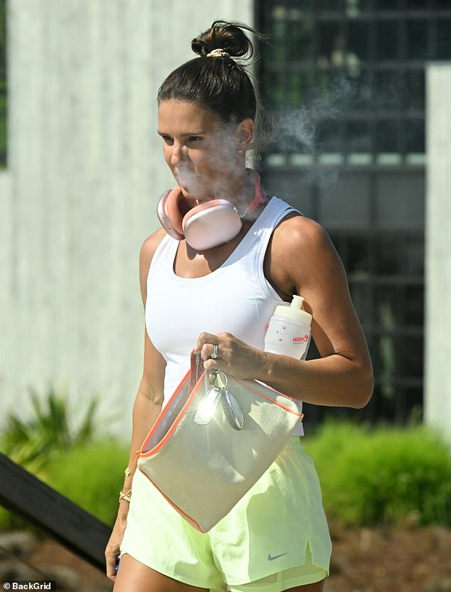 Rebekah je ostala bez šminke, povukla kosu natrag u praktičnu lepinju i puhala na vape dok je hodala do svog automobila
