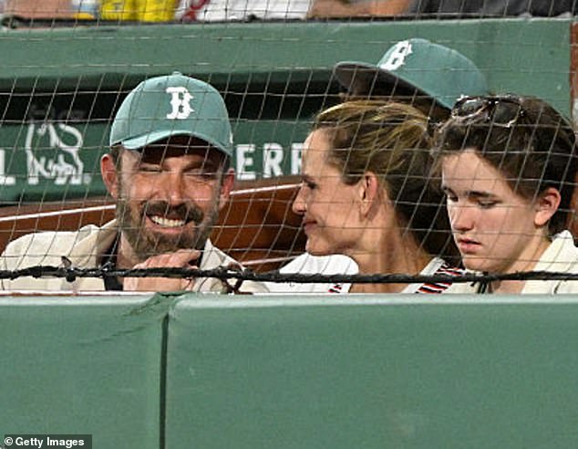 Istog mjeseca glumac za lov na dobrog volje igrao je obiteljskog muškarca dok se pridružio bivšoj Jennifer Garner i njihovoj djeci na bejzbol utakmici u Bostonu (viđen gore)