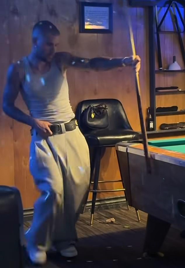Njegov je post zaključio bumerangom koji je pokazao bebu pjevačicu, natpisan bazen u ruci, radosno plešući u krugu u blizini stola