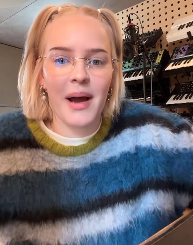 Sjedila u studiju izgledajući bez napora stilski, Anne-Marie je predstavila pjesmu i rekla sljedbenicima da je prvi put u osam mjeseci nosila šminku