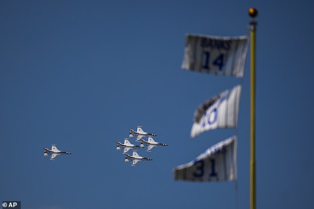 Sjedinjene Države Air Force Thunderbirds lete preko Wrigley Field-a dok vježbaju za izložbu zraka i vode u Chicagu tijekom četvrtog inninga igre Cubs-Pirates u petak