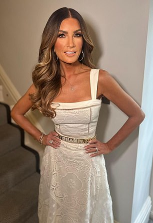 Zvijezda Apprentice podijelila je glamuroznu snagu u elegantnoj bijeloj haljini, prikazujući vitkiji okvir i natezač vise