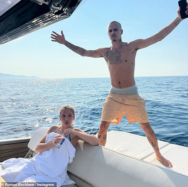 Klan Beckham trenutno je na odmoru u Italiji, na svojoj superaciji od 16 milijuna funti, s kćeri Harper i sinovima Cruz, 20 i Romeo, 22