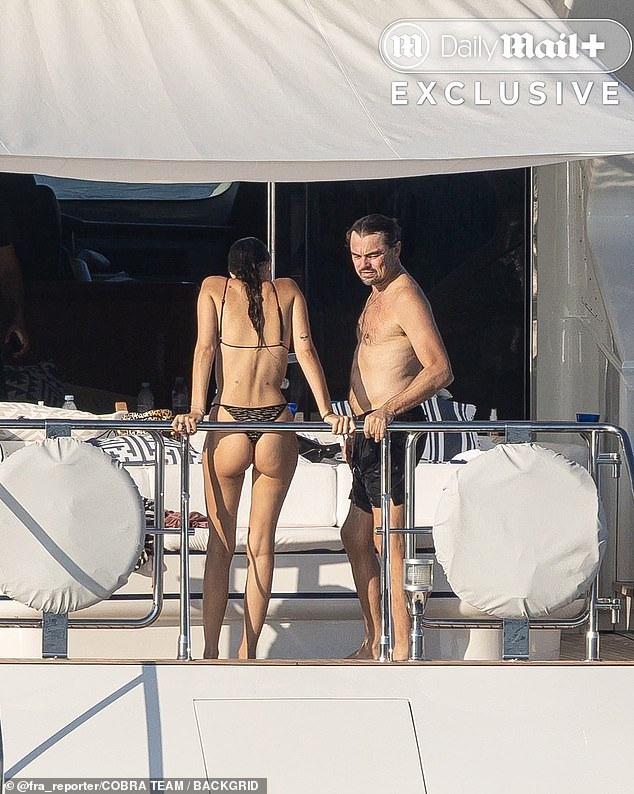 Vittoria je pokazala svoj pert derriere u gudačkom bikiniju dok je uhvatila mediteranski povjetarac. \