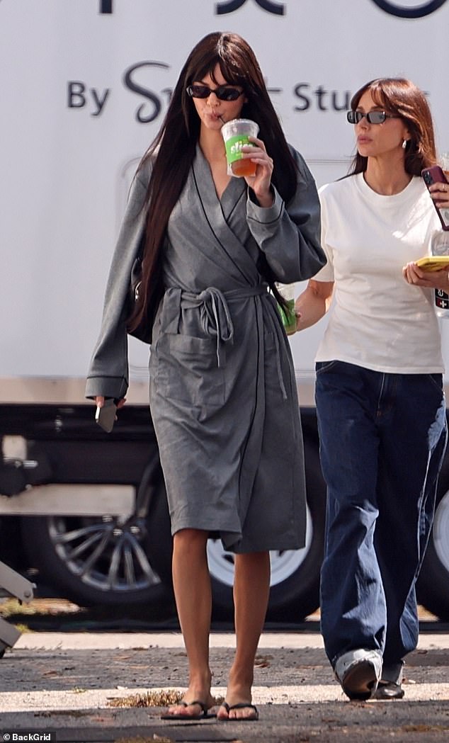 Pored brinete perike od kostiju, The Keeping Up With Kardashians alum nosio je uske, crne sunčane naočale