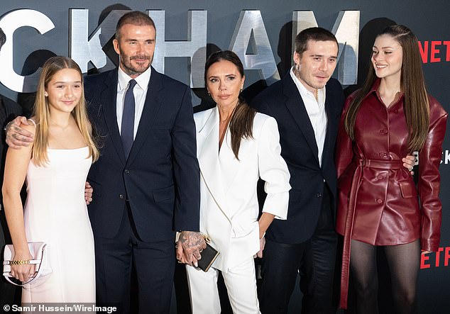 Vijesti o 'srčanom počast' milijarderu Nelsonu Peltzu, 83, i supruzi Claudia, 70, bez sumnje će dodati bol obitelji Beckham usred otuđenosti iz Brooklyna, s tim je rekao da nijedan takav počast nije dat za njegove vlastite roditelje