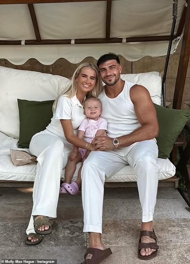 Stacey je u nedjelju otišla na Instagram kako bi se uhvatila za novoosnovano prijateljstvo sa zvijezdom, prije nego što je uputila poziv Molly-Mae, partneru Tommy Fury, 26, i kćeri Bambi, dvije, da posjete kućicu za kiselo kućice