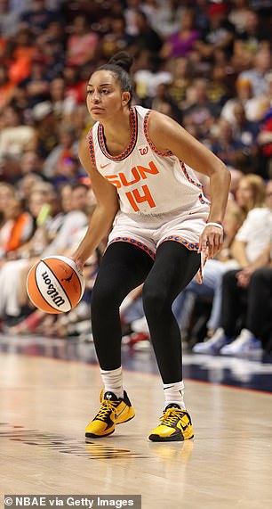 Čuvar Connecticuta Bria Hartley naletio je na Cunningham -ovu donju desnu nogu prilikom prolaska