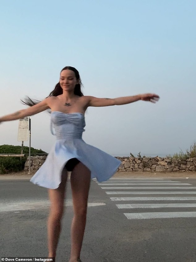 Još jedna Marilyn Monroe koja podsjeća na sliku vidjela je kako se vrti na ulici s plavom haljinom koja je letjela gore