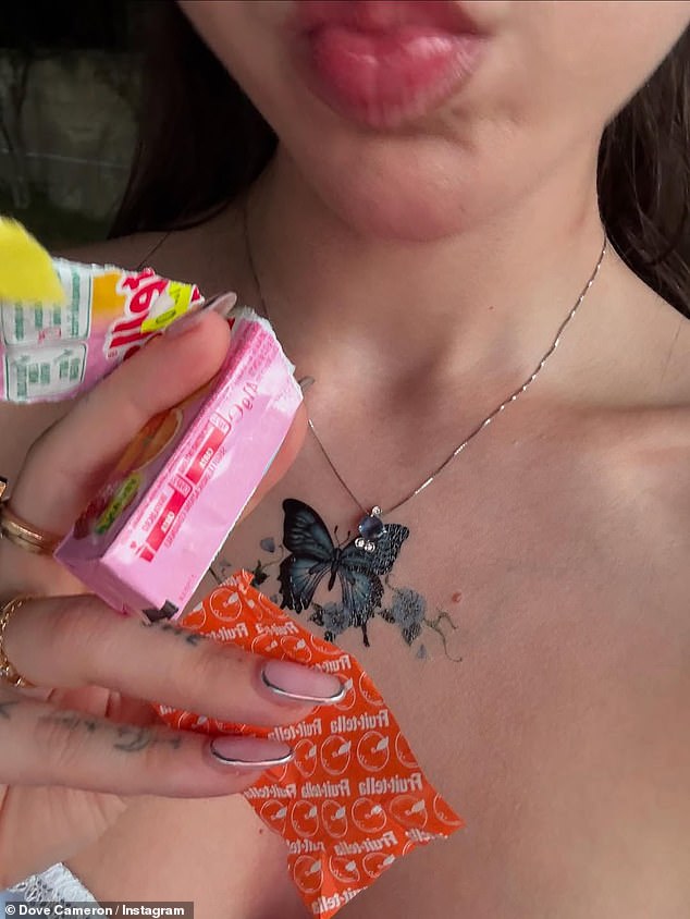 Također je podijelila privremenu tetovažu leptira koju je dobila na prsima