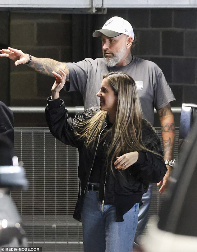 Brat radio kralja Chris držao ga je ležerno u crnoj košulji dok se pridružio proslavama, zabavljajući se zajedno sa svojom obitelji