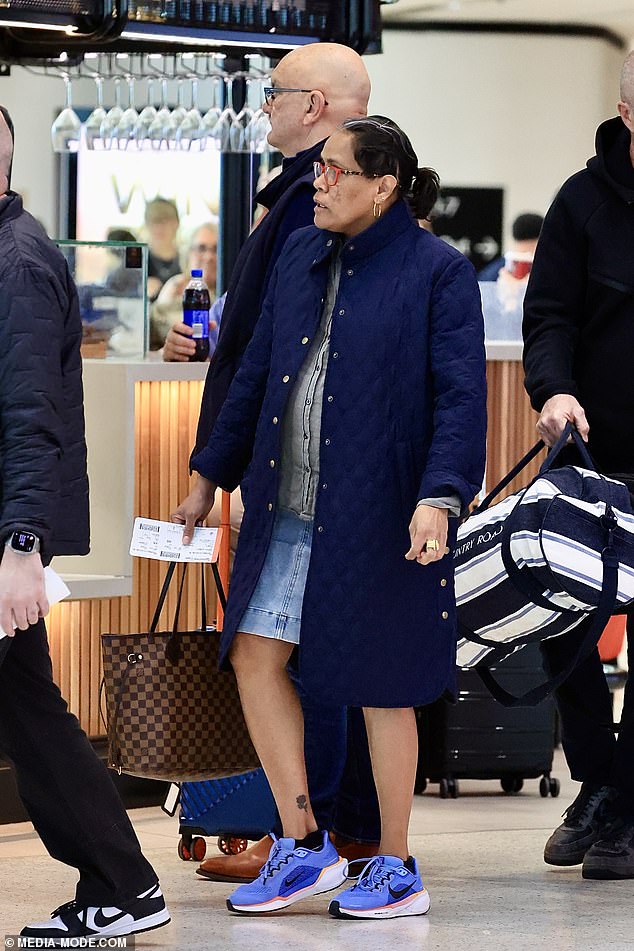 Freeman je navukao dugu jaknu i par plavih Nike trenera dok je prolazila kroz zračnu luku