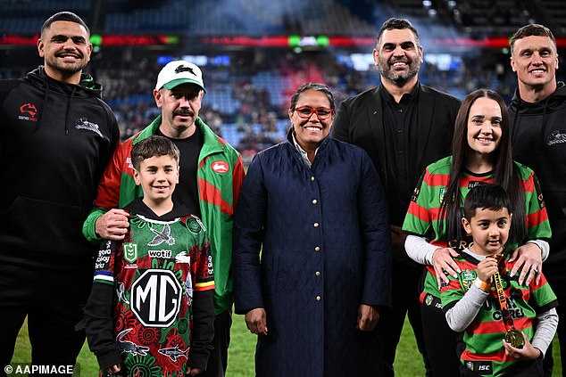 Freeman, prvak autohtonih zajednica, također je pozirao za snimke s legendom zeko Greg Inglis (na slici vrha, drugo s desne strane) i Latrell Mitchell (na slici gore lijevo)