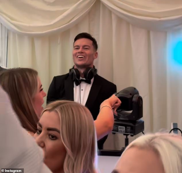 Par, koji dijeli četvero djece, viđeni su kako se u fotobovicu slažu prije nego što su udarili na plesni podij, gdje su plesali do DJ -a koji je Chet -ov prijatelj Joel Corry - koji bi naplatio procijenjenih 25 tisuća funti za privatni set
