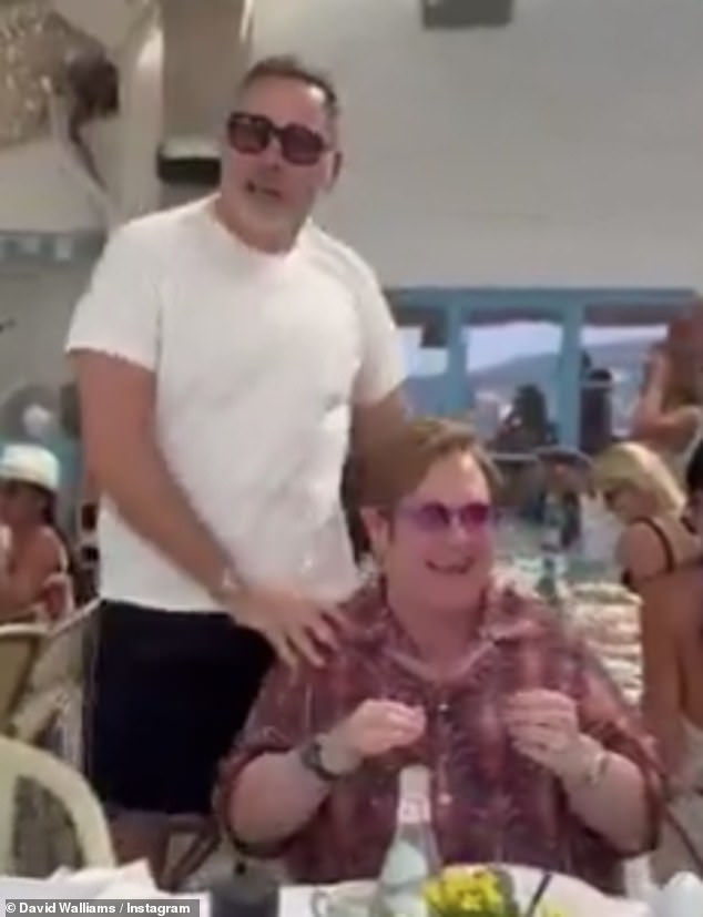 Komičar, 53, nije mogao obuzdati svoje uzbuđenje kad je igrao Whitney Houston I Wanna Dance s nekim, na zabavu pop ikone, 78