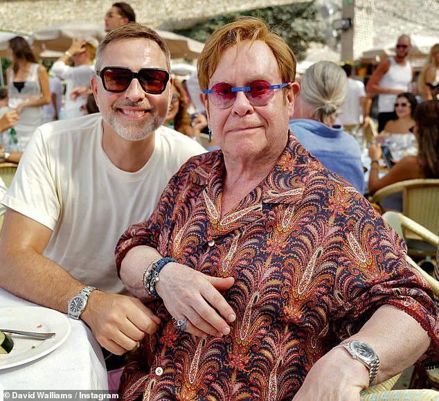 Walliams pozira za fotografiju sa svojim prijateljem Sir Eltonom za njihovim stolom u luksuznom restoranu