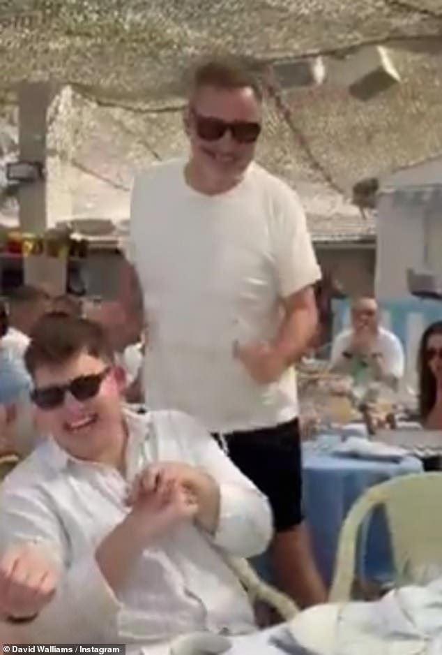 Kao i Elton, Davidu su se pridružili Kit Stars Stars Connor, 21, Joe Locke, 21, i Tobie Donovan, 23 godine, (lijevo) dijeli dok su zajedno natapali sunce