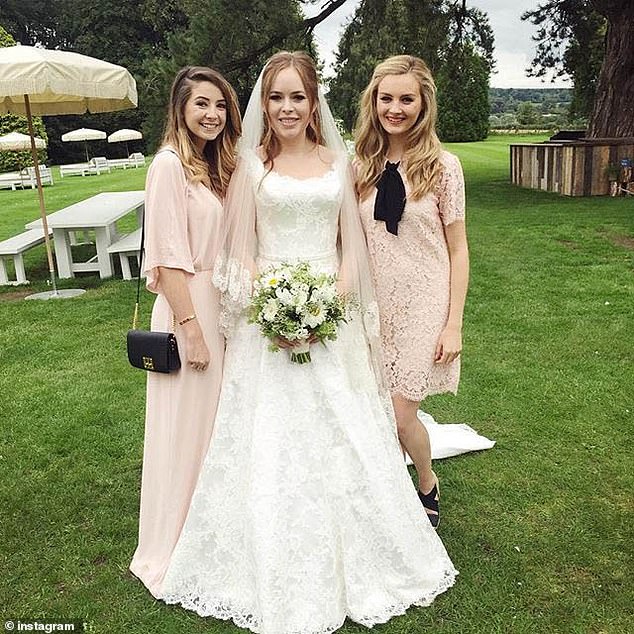 Tanya s kolegama YouTubers Zoella i Niomi Smart na svom vjenčanju bajke u Babington Houseu u Somersetu