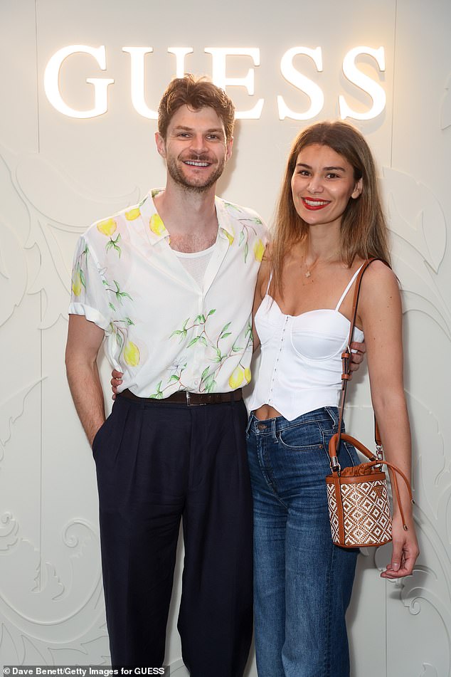 Jim se zaručio za modeliranje Sarah Tarleton nakon 16 mjeseci druženja u srpnju 2020. godine, a sada imaju dvije kćeri koje se često pojavljuju u svom sadržaju