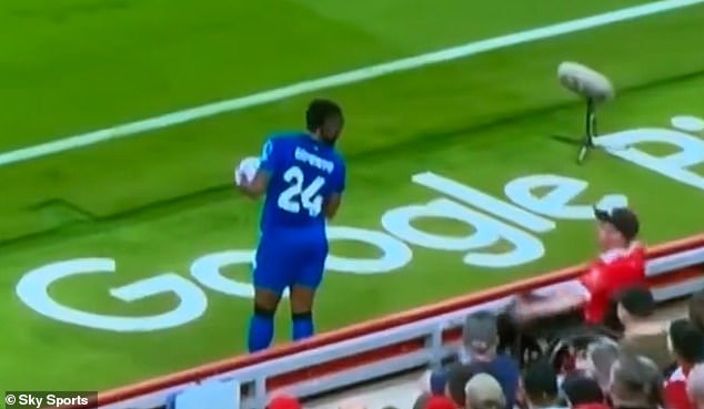 U 29. minuti meča Semenyo je otišao da se baci i pojavili su se TV snimke koji su mu pokazali razmjenu s ventilatorom koji je bio u invalidskim kolicima, na slici donje desno