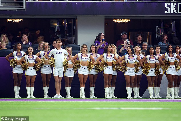 Minnesota Vikings navijačica Louie Conn usklađuje se sa svojim kolegama u subotu