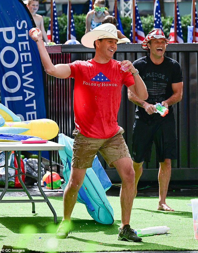 Hegseth (desno) i Cain viđeni su tijekom vikenda Fox & Friends 2021