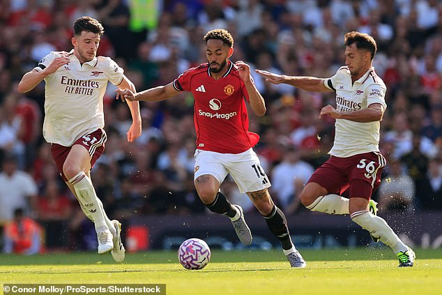 Neville je također podržao Man United da se uvuče u top četiri u Premier ligi ove sezone