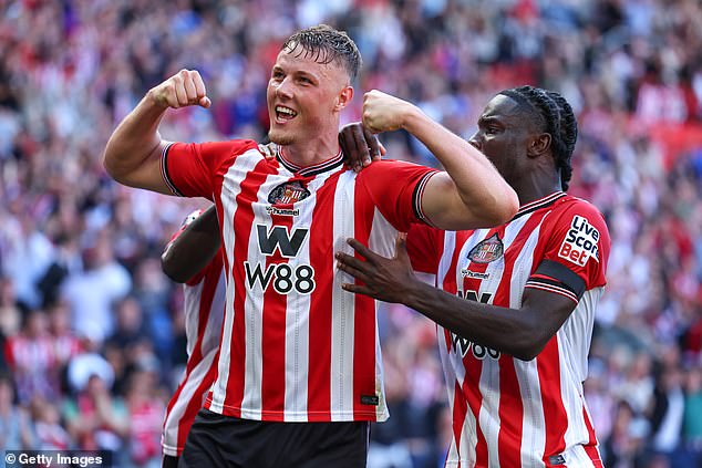 Neville je umjesto toga navršio Sunderland da ostane u svojoj Premier ligi nakon njihove promocije