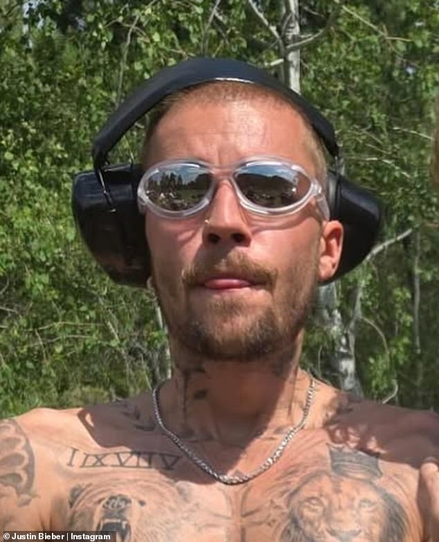 Bieber je imao snažno ljeto s izdanjem svog posljednjeg albuma Swag; i novonastala solidarnost u braku sa suprugom Hailey