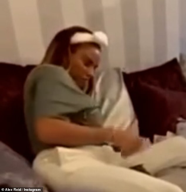Model bivšeg glamura, 47, nedavno je viđen u videozapisu bombe - koji je procurio njezin bivši suprug Alex Reid - koji pokazuje da je stečajna zvijezda izgledala da broji Wads iz gotovine