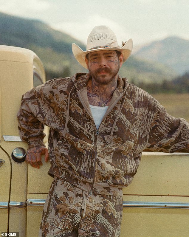 'Post Malone za Skims Mens. @PostMalone debitira naši potpisni Skims pamuk i nova teška izrada flisa u službenom realtree camo printu, lansirajući 21. kolovoza u 7:00 PT, marka je objavila u utorak