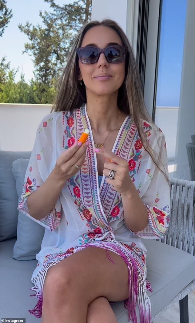'Emily je stvarno povrijeđena zbog cijele stvari. Oduvijek je bila elegantna i krenula se visokim putem, ali njezini su zaštitni, majčinski instinkti preuzeli i ona je nepokolebljiva da neće dopustiti da njezinu djecu odvuče Peteov bivši '