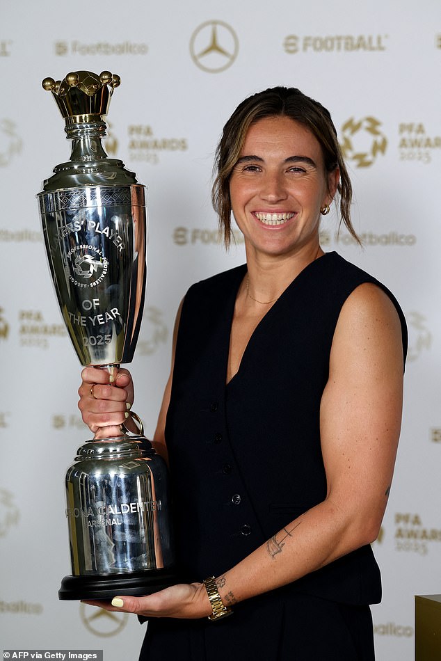 Arsenalova Mariona Caldentey vidjela je konkurenciju suigrača Alessia Russo kako bi zatražila nagradu ženskih igrača godine