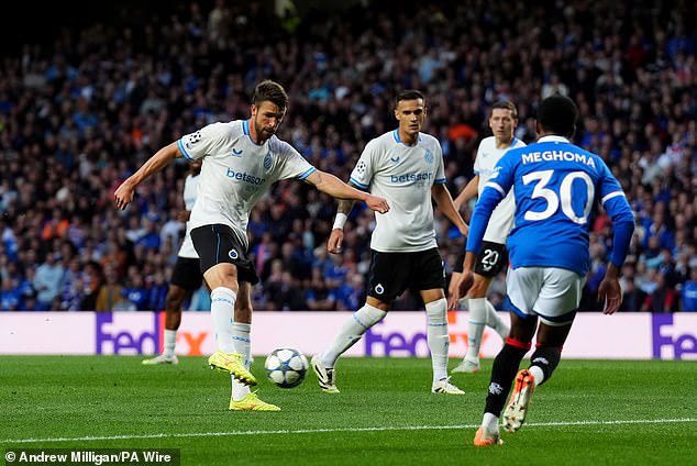 Brandon Mechele u sredini poluvremena oslobađa sjajan treći gol za posjetitelje u 20. minuti