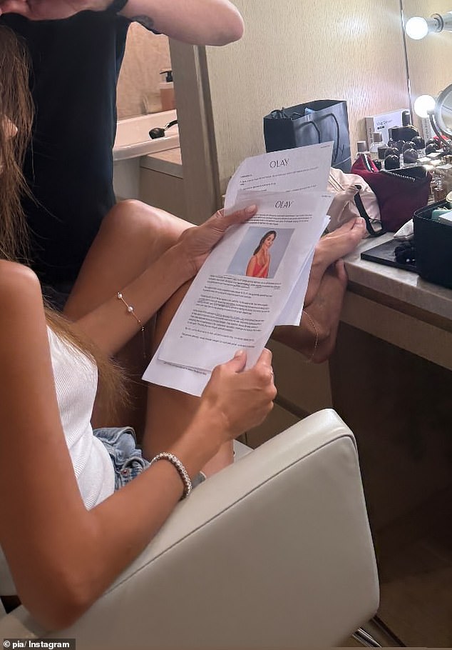 Podijelila je fotografiju na Instagramu u kojoj je vidjela kako prelazi dva A4 komada papira dok je završila kosu i šminku