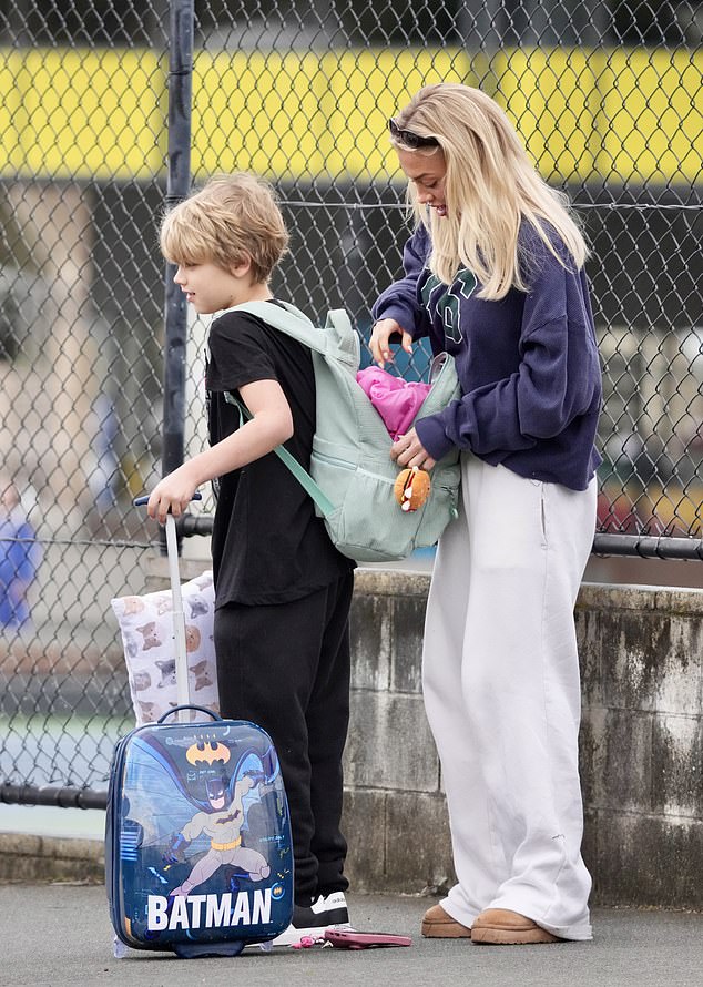 Zvuči uzbuđenjem, Tammyin mali dječak nije mogao čekati školsku avanturu dok je nosio jastuk, Batman kofer i ruksak, što je njegova mama s ljubavlju pomogla spakirati