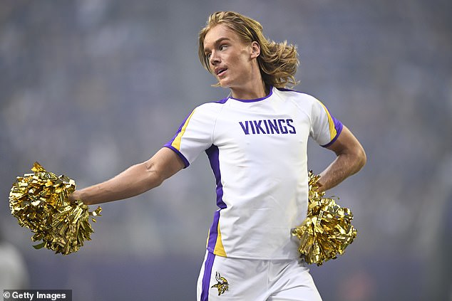 Minnesota Vikings navijačica Blaize Shiek nastupa prije nedavne predsezonske igre